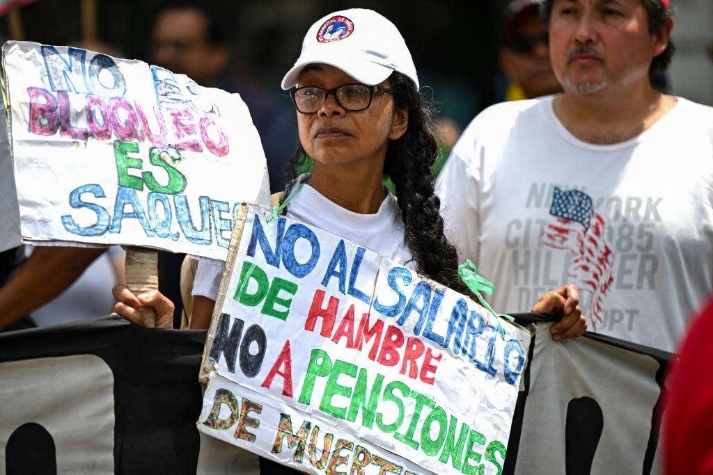 Docentes protestan por aumento salarial. 