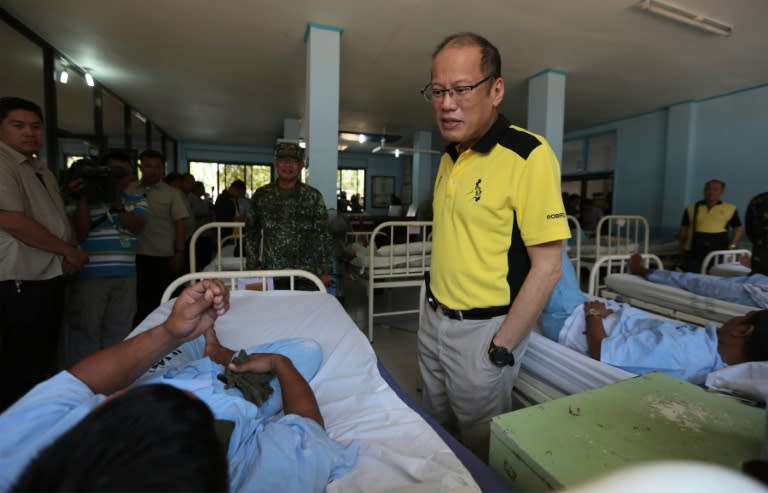 Philippine President Benigno Aquino (R) talks to a soldier wounded in clashes with Abu Sayyaf militants, at a military hospital in Zamboanga City, Mindanao on April 13, 2016