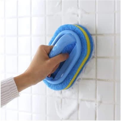 Enjoy a firm grip as you clean with this handle sponge brush