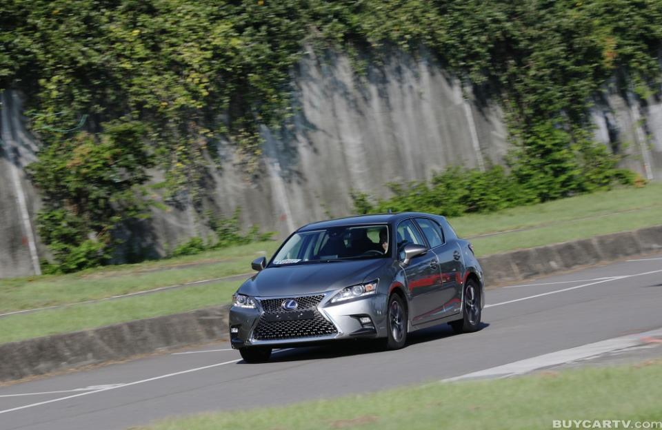 【♀ 冠儀試車日記】不只換膚 安全科技一次滿足 Lexus CT200h豪華版