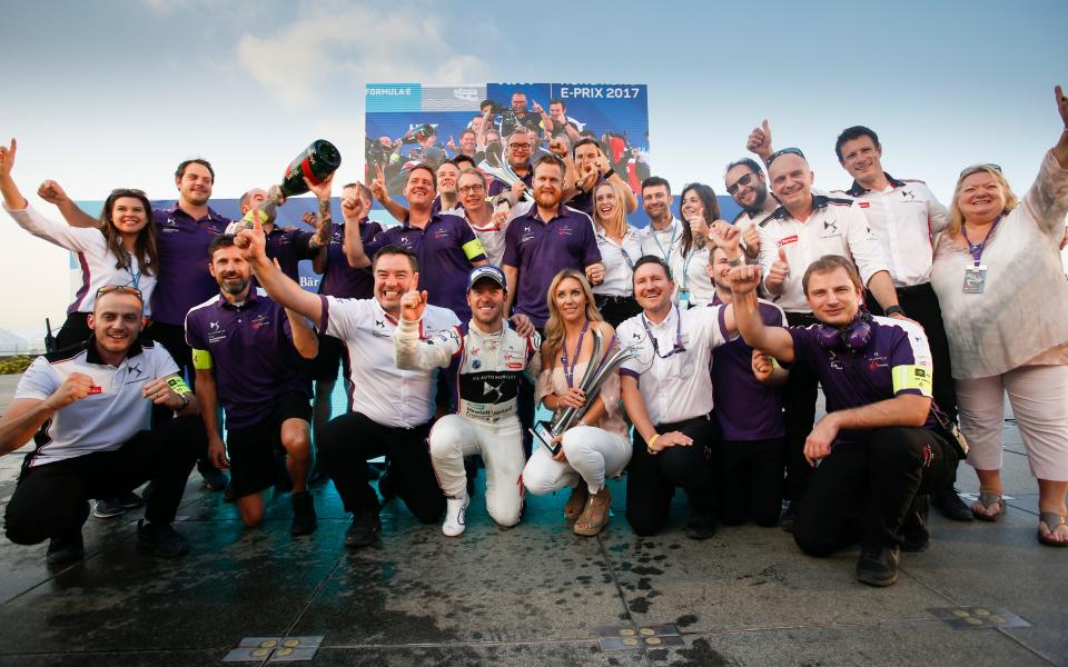 Simon Bird (front centre) celebrates his win - LAT Photographic Tel: +44(0)20 8267 3000 email: lat.photo@latimages.com