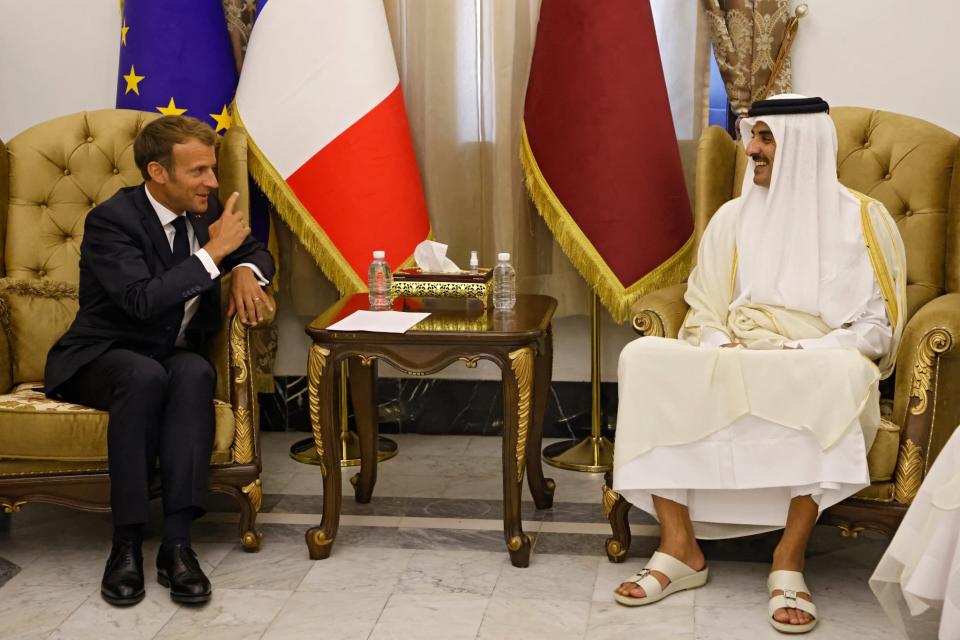 Emmanuel Macron et l'émir du Qatar cheikh Tamim ben Hamad Al-Thani lors de leur rencontre de 2021  - Ludovic MARIN / AFP / POOL