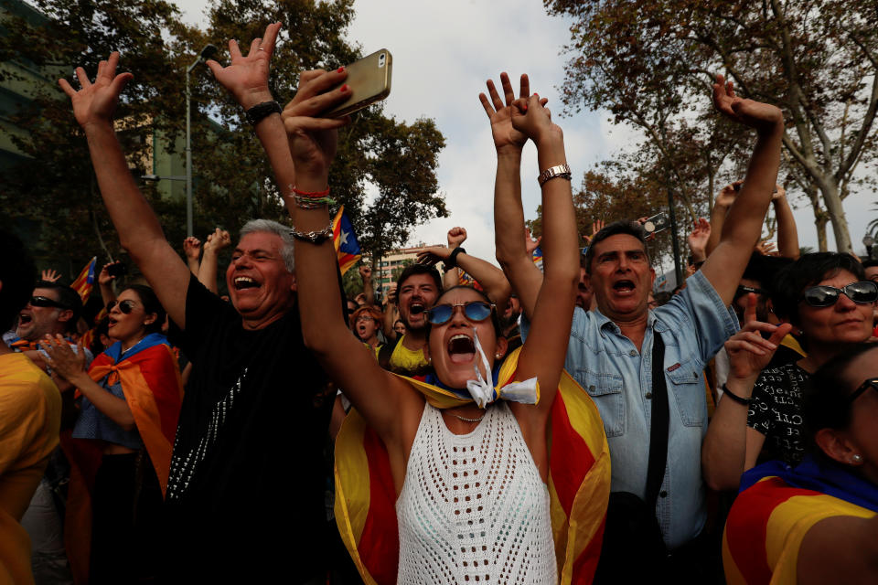 <p>People celebrate after the Catalan regional parliament declares the independence from Spain in Barcelona, Spain, Oct. 27, 2017.<br> (Photo: Juan Medina/Reuters) </p>