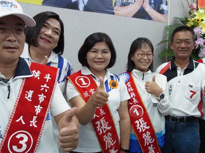 國民黨雲林縣長候選人張麗善（左三）邀藝人白雲（左二），在斗六、虎尾掃街拜票最後衝刺。（張朝欣攝）