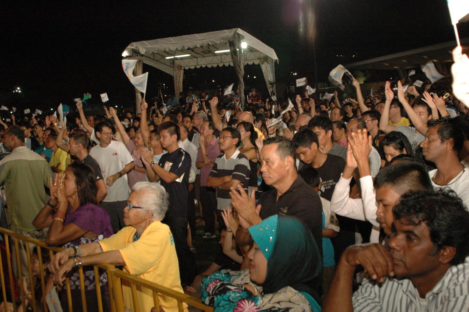 Approximately 8,000 people attended the rally by Reform Party at Yio Chu Kang stadium (Yahoo! photo/ Ignatius Chay)