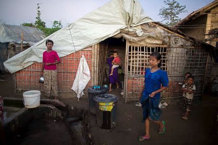 Rohingya Muslim minority children pass time in a refugee camp outside Sitttwe, Rakhine state November 7, 2015. REUTERS/Sai Aung Min