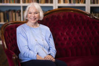 ARCHIVO - Ellen Burstyn posa en la Biblioteca Paul Newman en el Actors Studio en Nueva York, el 28 de septiembre de 2019. Burstyn interpreta a una mujer obligada a pasar un tiempo en un hogar para ancianos en la película de próximo estreno "Queen Bees". (Foto por Charles Sykes/Invision/AP, Archivo)