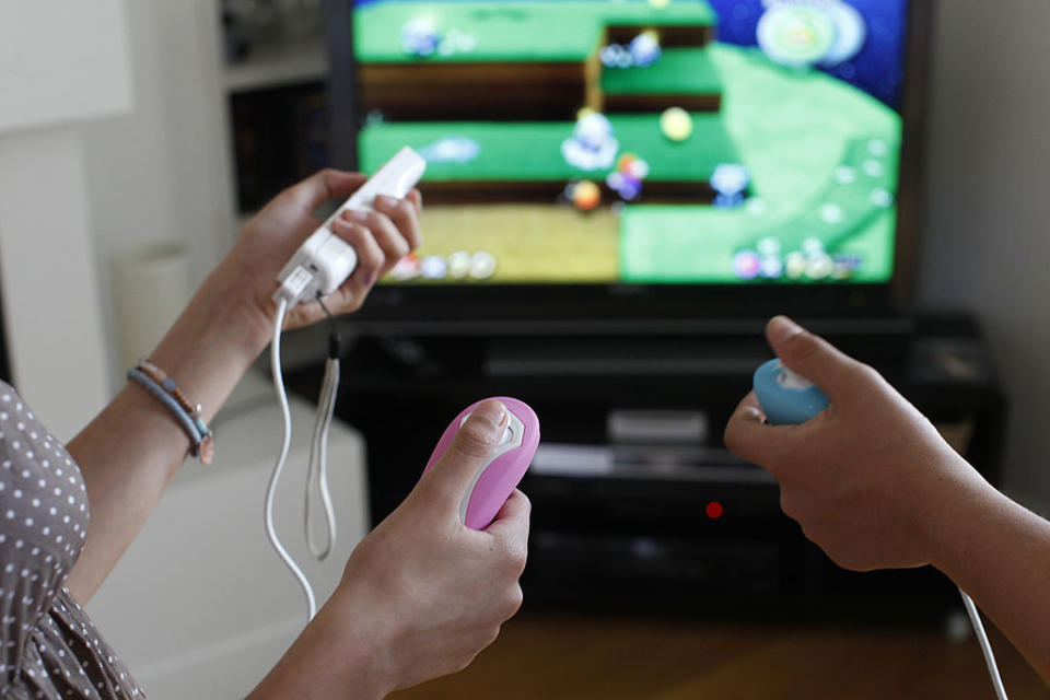 Aber nicht nur Playstations wurden zum Kassenschlager, auch die neu aufkommende Nintendo Wii eröffnete ganz neue Spielwelten. Die eingebauten Bewegungssensoren in dem Controller machten Schluss mit dem Couch-Potato-Dasein, ab sofort kam Action ins Wohnzimmer.