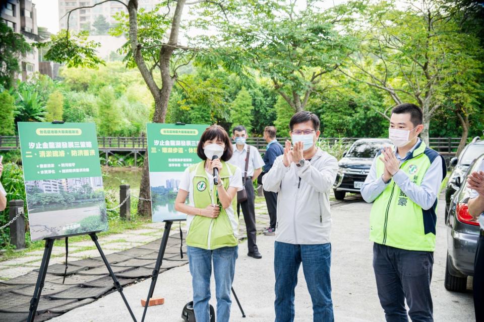 針對近期鴨母港溝整治議題，林佳龍也提到，整體的規劃可以分階段實施，但是要讓市民清楚了解，社區的參與也非常重要。   圖：林佳龍競選辦公室提供