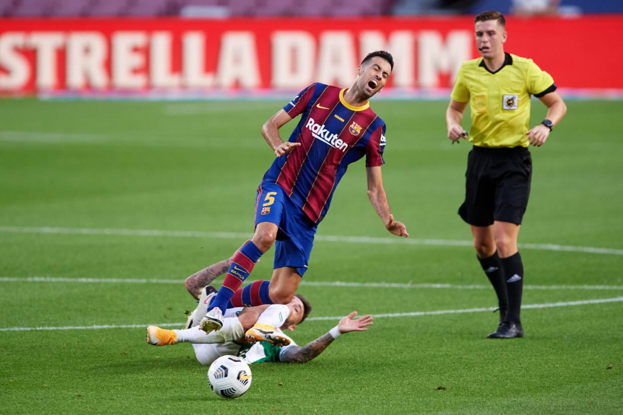 BARCELONA, SPAIN - SEPTEMBER 19: Jose Antonio 'Josan' Ferrández of Elche CF tackles Sergio Busquets of FC Barcelona during the Joan Gamper Trophy match between FC Barcelona and Elche CF on September 19, 2020 in Barcelona, Spain. (Photo by Alex Caparros/Getty Images)