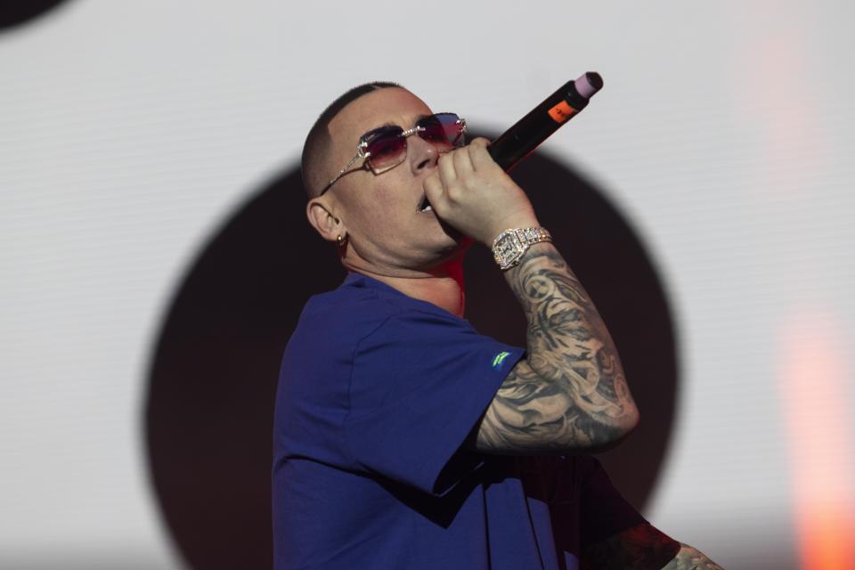 El rapero puertorriqueño Cosculluela durante su concierto en el Coca-Cola Flow Fest de la Ciudad de México el domingo 26 de noviembre de 2023. (Foto AP/Alejandro Godínez)