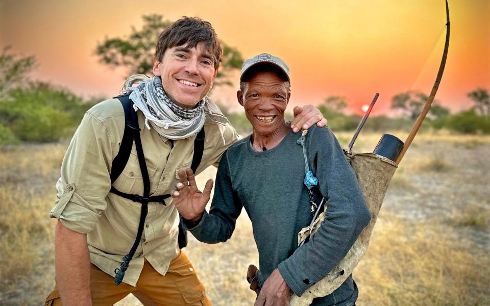 Ο Simon Reeve με τον San Hunter Tui στην έρημο Καλαχάρι