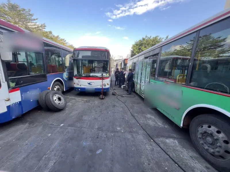 ▲公車避震器氣囊突爆裂，技師、司機受傷送醫。（圖／翻攝畫面）