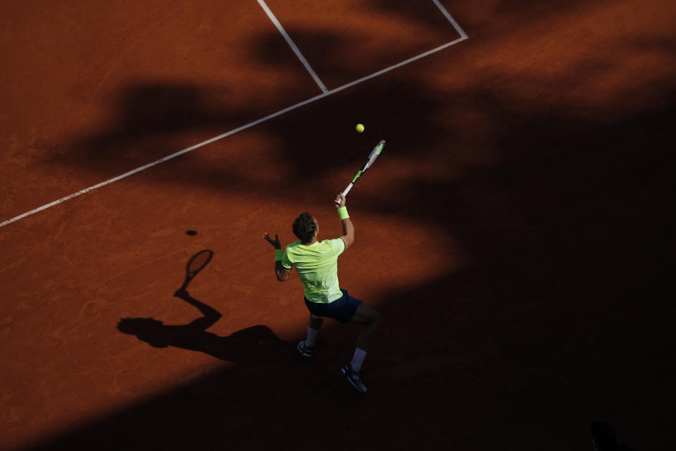 Roberto Carballés Baena devuelve ante Denis Shapovalov durante el partido por la segunda ronda del Abierto de Francia, el jueves 1 de octubre de 2020, en París. (AP Foto/Christophe Ena)