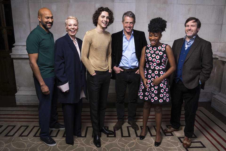 Keegan-Michael Key, de izquierda a derecha, Olivia Colman, Timothee Chalamet, Hugh Grant, Calah Lane y el director Paul King posan para promover "Wonka" el miércoles 29 de noviembre de 2023 en Londres. (Scott Garfitt/Invision/AP)