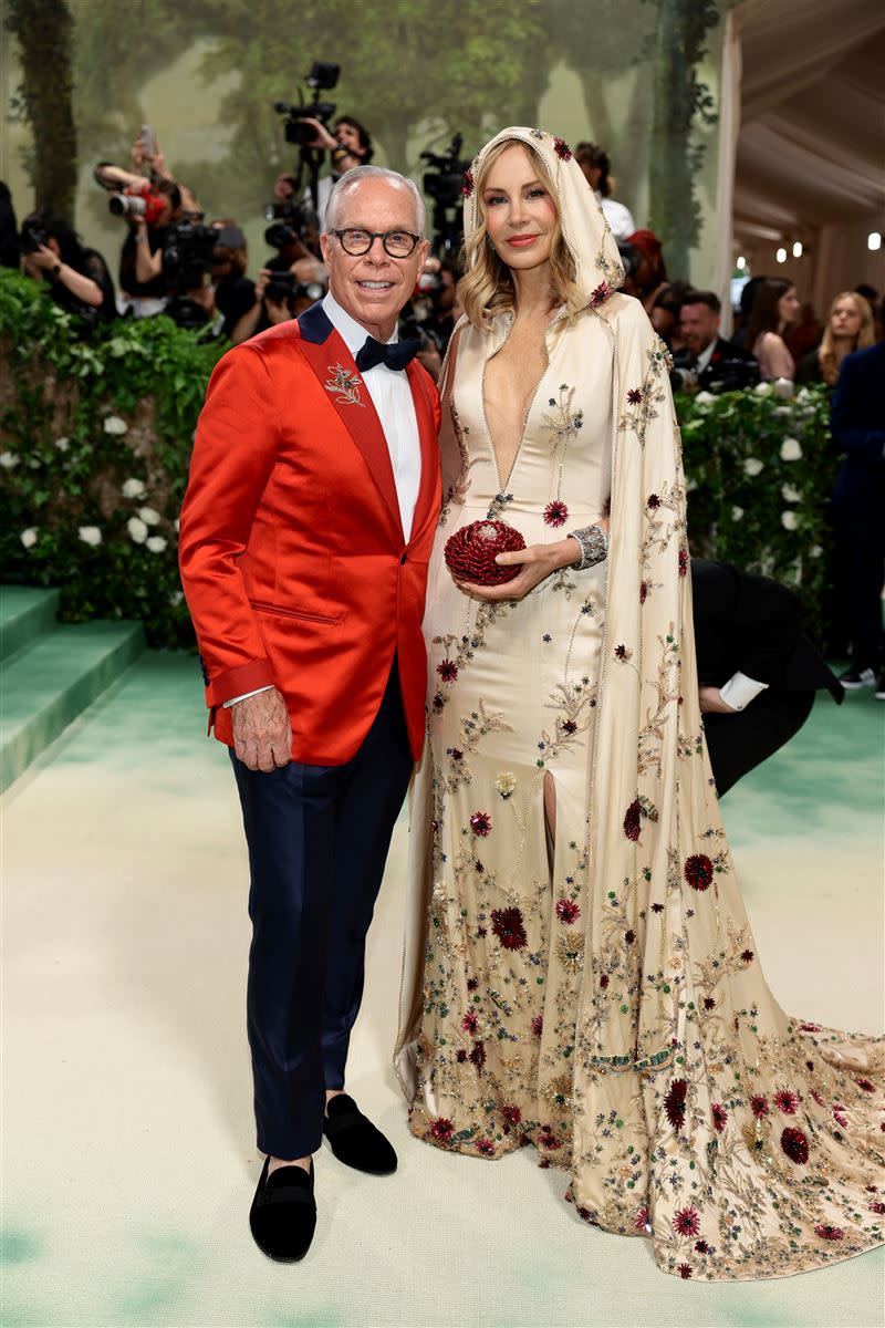 Tommy Hilfiger 與 Dee Hilfiger 身穿 TOMMY HILFIGER 訂製服出席 2024 Met Gala。（圖／Tommy Hilfiger提供)