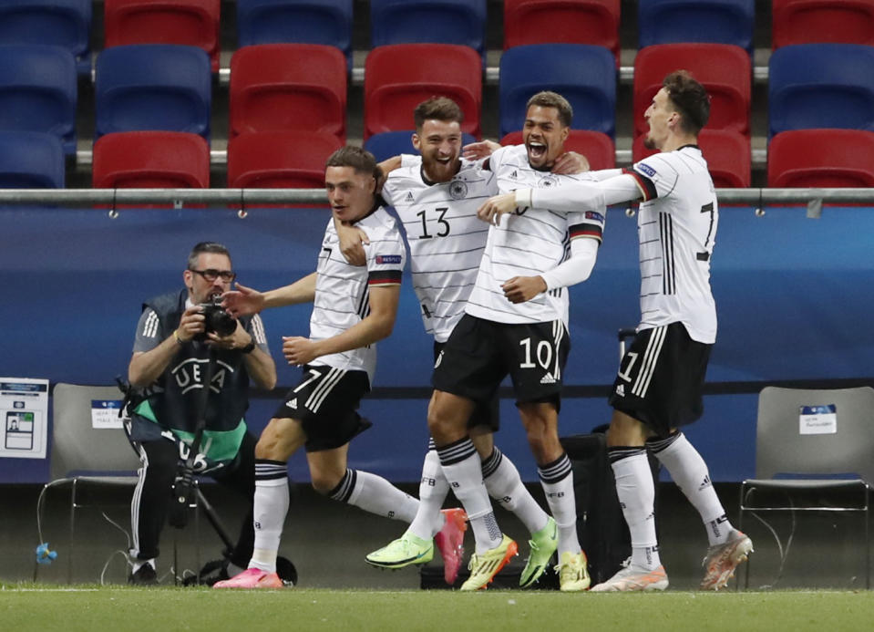 U21 in Feierlaune: Das DFB-Team feiert das Blitztor von Florian Wirtz (links) im EM-Halbfinale gegen die Niederlande. (Bild: REUTERS/Bernadett Szabo)