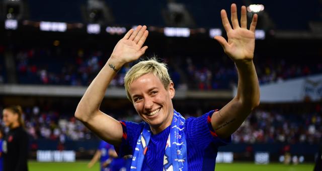 Absolute legend': Megan Rapinoe honored in final USWNT game - Yahoo Sports