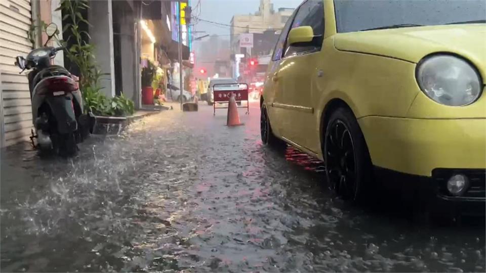 大雷雨狂炸措手不及　北港鎮馬路變小河！居民拿掃把迎戰