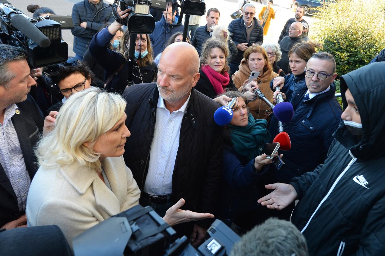 Marine Le Pen lors d'un vif échange avec un adolescent à Alençon le 28 octobre 2021 - JEAN-FRANCOIS MONIER / AFP