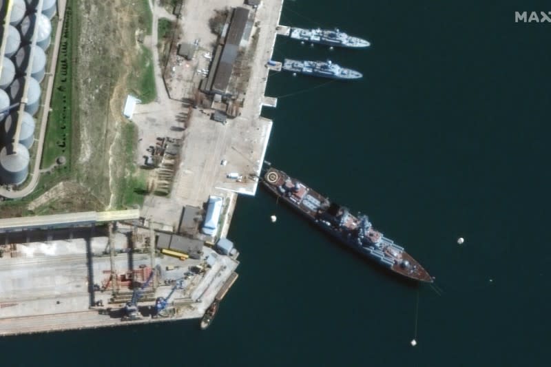 俄軍莫斯科號飛彈巡洋艦4月7日停泊在賽凡堡（Sevastopol）的黑海艦隊基地。（美聯社）