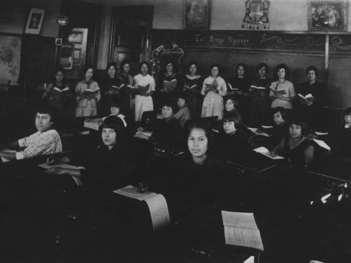 A classroom in one of 11 Indian day schools that operated in Kahnawake, Que.  (Kanien’kehá:ka Onkwawén:na Raotitióhkwa Language and Cultural Centre  - image credit)