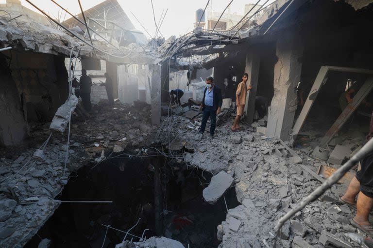 Enorme hueco dejado por un bombardeo israelí en Khan Yunis (Photo by Mahmud HAMS / AFP)