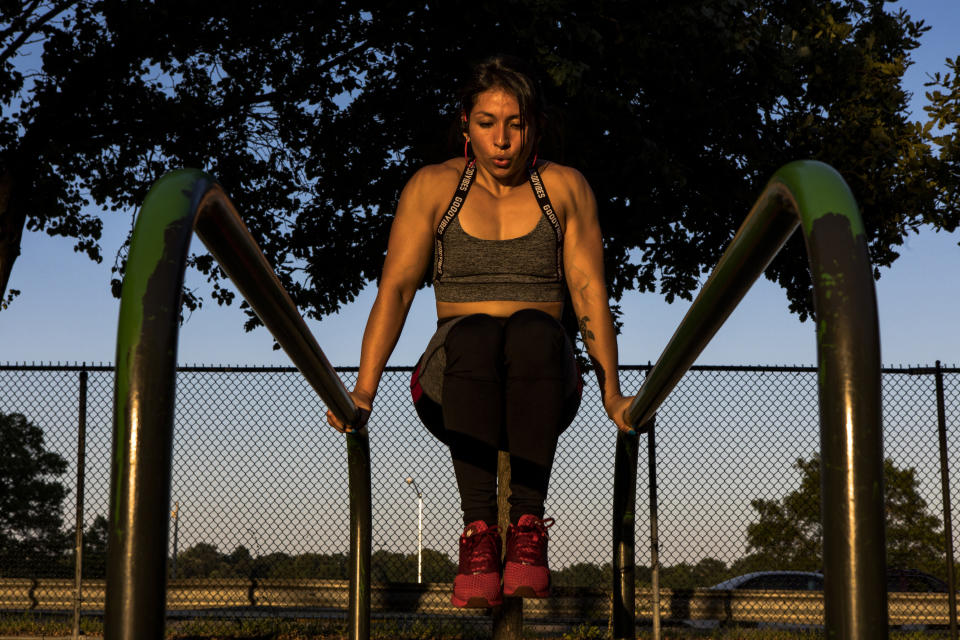 Letitia Duran entrena en el parque infantil World's Fair Playground en Flushing Meadows-Corona Park, en Nueva York, el 23 de agosto de 2017. (Leslye Davis/The New York Times)
