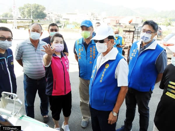 南投縣長林明溱勘埔里五處道路砸一千二百萬改善。（記者蔡榮宗攝）