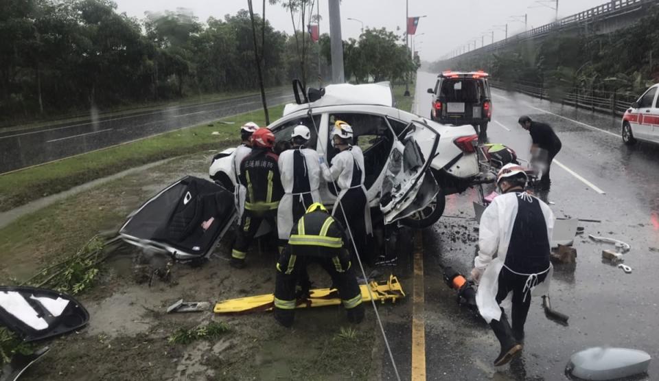 花蓮滂沱大雨 女駕駛自撞燈桿傷重不治