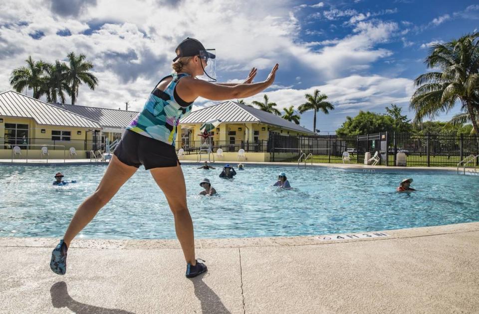 La instructora Gitte Torres durante una clase de aeróbicos bajo el programa de Silver Sneakers en el Centro Comunitario de North Pointe Community de Miami-DadeCounty.