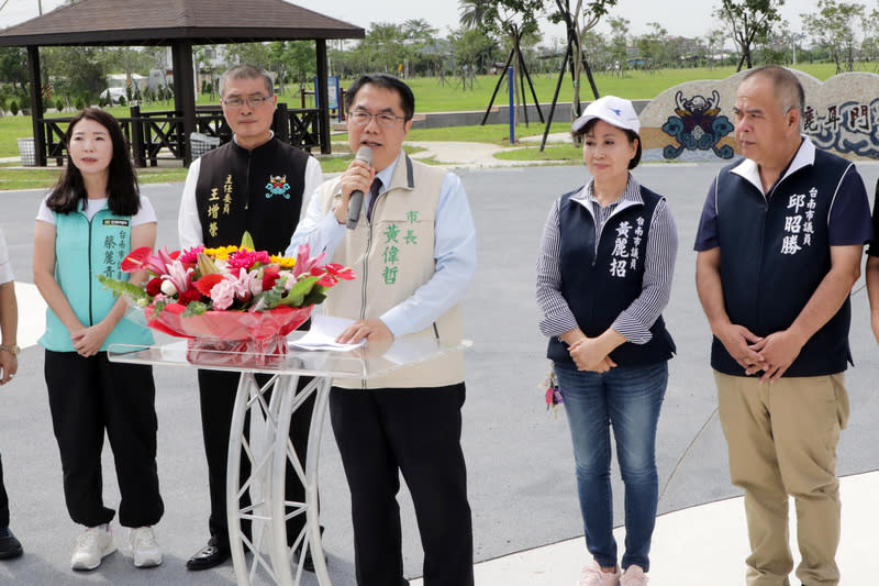 鹿耳門聖母廟親子園區啟用 黃偉哲出席 台南正統鹿耳門聖母廟廟徽親子園區3日舉行啟用典 禮，市長黃偉哲（中）出席致詞。 （台南市政府提供） 中央社記者楊思瑞台南傳真  113年6月3日 