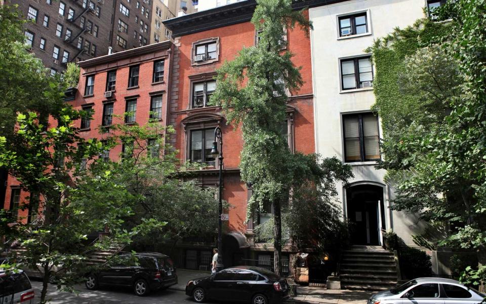 The red building in the center is 14 West 10th Street in Greenwich Village, where Mark Twain lived in 1900 to 1901, in New York.