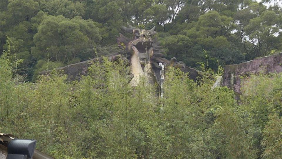 詭異龍頭荒廢後佇立山壁 騎士行經嚇一跳