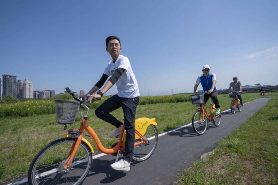 新竹市政府近日完成左岸完工兩項工程，包含「全線濱河自行車綠廊道景觀優化」以及「新竹左岸生態環境與棲地改善」等兩大工程。(記者曾芳蘭攝)