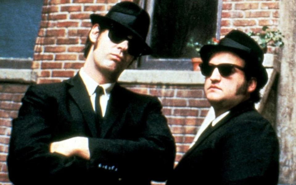 John Belushi (rechts) und Dan Aykroyd schufen mit den "Blues Brothers" einen Film für die Ewigkeit. In den 80er-Jahren wurden aber nicht nur die ihre Figuren Jake und Elwood Blues, sondern auch die "Drei Amigos", "Der Prinz aus Zamunda" und viele andere Kult. Was aus den Stars der Filme wurde, zeigt unsere Galerie ... (Bild: Universal Pictures)