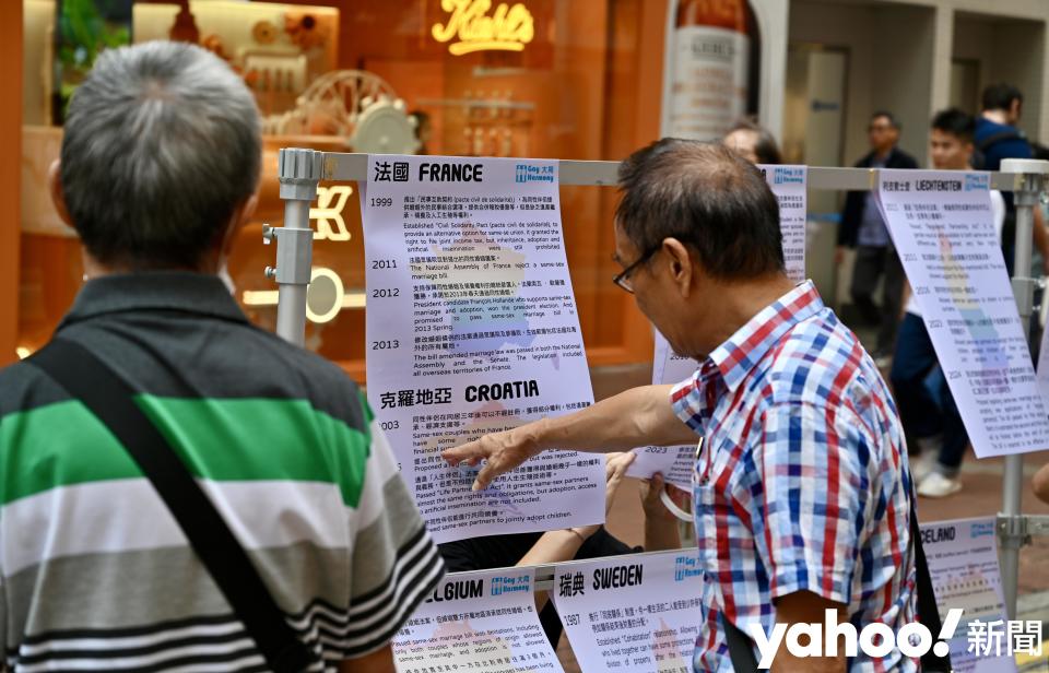 展覽吸引銅鑼灣途人駐足觀賞