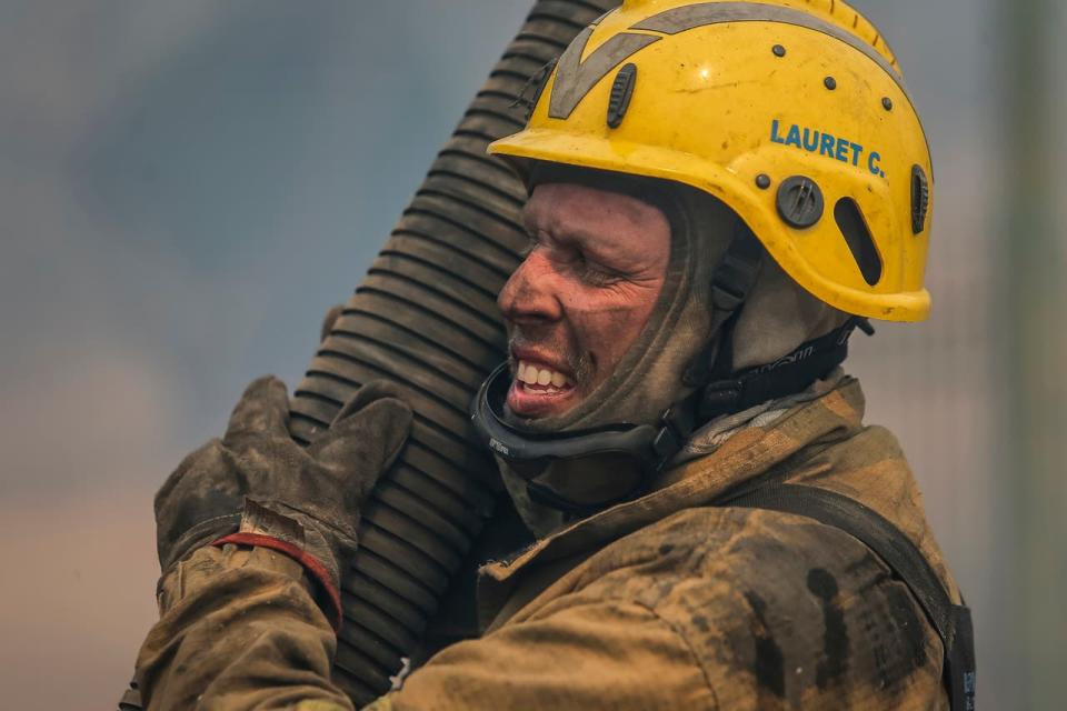 Hace seis días que los bomberos luchan contra el fuego en Córdoba.