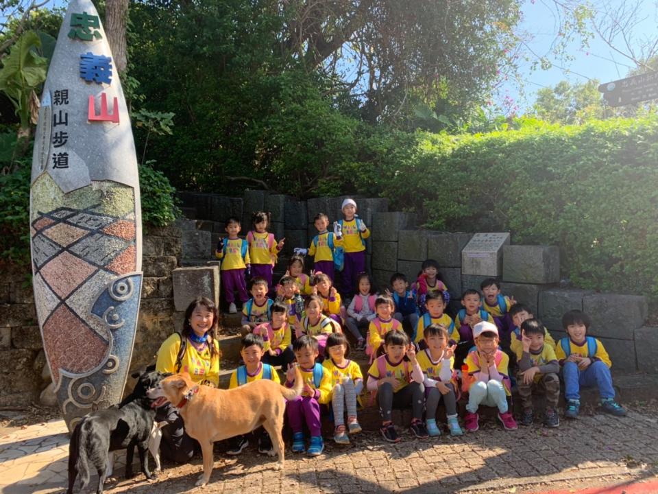 林口華邇街幼兒園和毛寶貝一起爬忠義山。    圖：新北市動保處提供