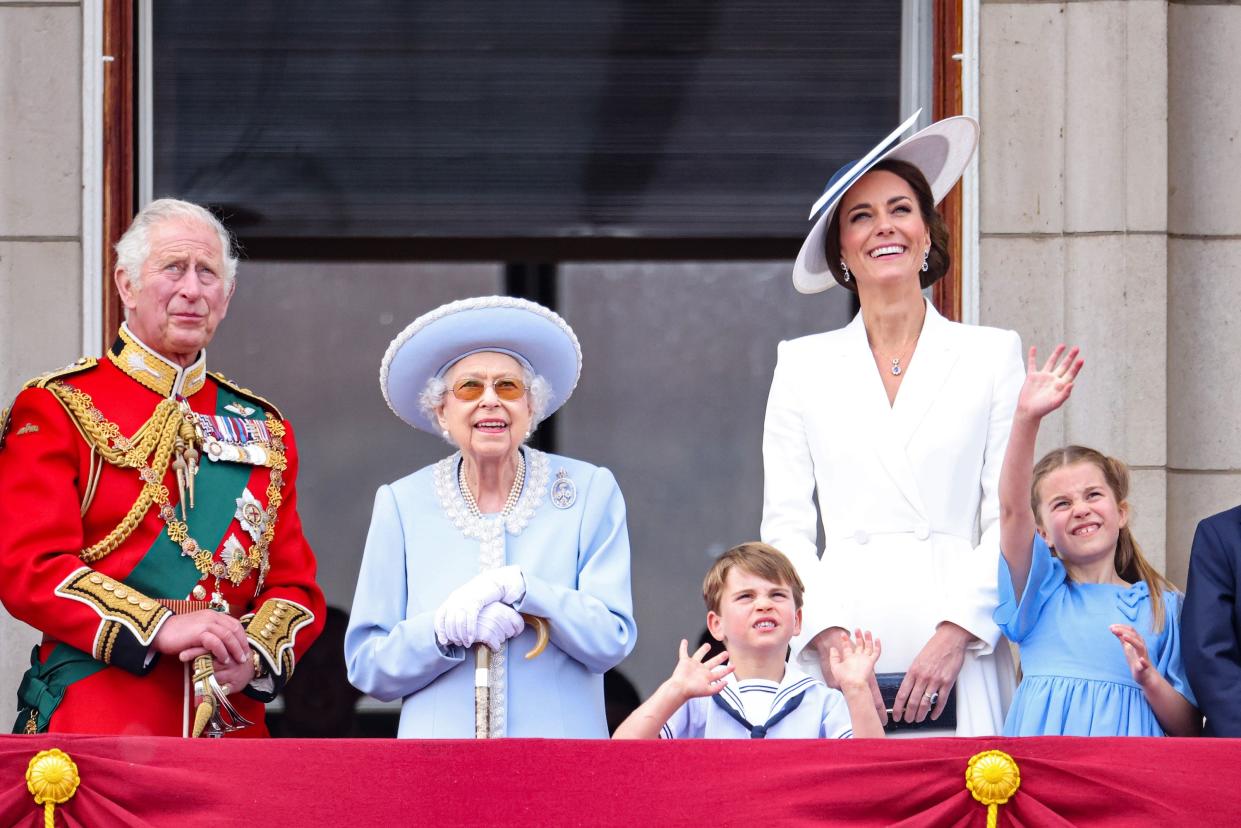 (L-R)  Prince Charles, Prince of Wales, Queen Elizabeth II, Prince Louis of Cambridge, Catherine, Duchess of Cambridge and Princess Charlotte of Cambridge watch the RAF flypast on the balcony of Buckingham Palace during the Trooping the Colour parade on June 02, 2022, in London, England.