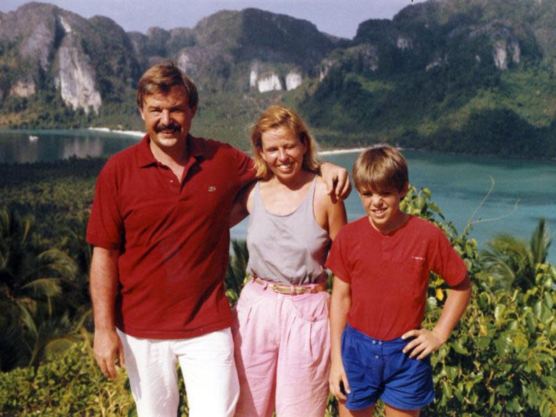 Posieren fürs Familienalbum: Die Schormanns 1988 auf dem View point von Koh Phi Phi. Als Kind fragte man sich, was die Eltern eigentlich an solchen Aussichtspunkten wollen. Foto: Ingrid Schormann