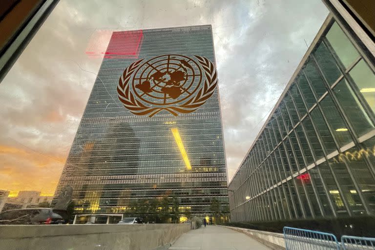 En esta imagen del martes 21 de septiembre de 2021 se puede ver el edificio central de Naciones Unidas desde el interior de la sala de la Asamblea General. (Eduardo Munoz/Pool Photo via AP)