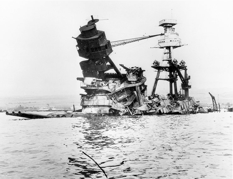 1941年珍珠港事變，美國海軍「亞利桑納號」（USS Arizona）遇襲受重創（Wikipedia / Public Domain）