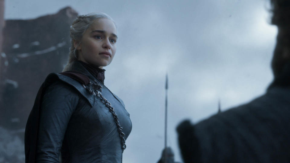 En esta imagen difundida por HBO, Emilia Clarke en una escena del capítulo final de "Game of Thrones" que se transmitió el domingo 19 de mayo del 2019. (HBO vía AP)