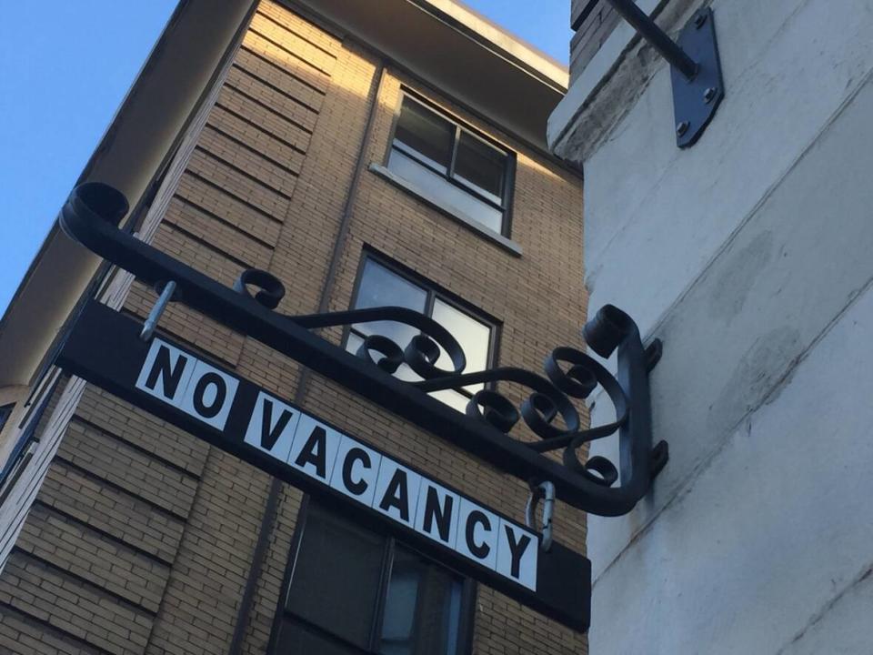 A 'No Vacancy' sign on Vancouver apartment complex. Nova Scotia has promised more money for emergency hotel stays. One man on the verge of homelessness says he can't find any empty rooms. (David Horemans/CBC - image credit)