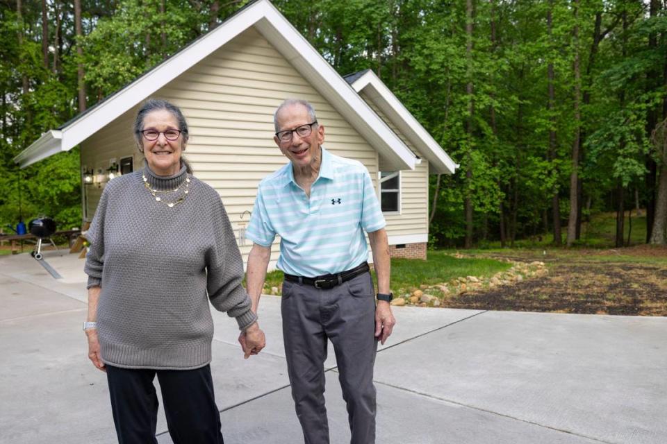 Abby en Bob Millhuaser voor hun 90 m² grote wooneenheid, gebouwd op slechts een steenworp afstand van het huis van Abby's dochter aan Alloway Court in Raleigh, NC Robert Willett/rwillett@newsobserver.com