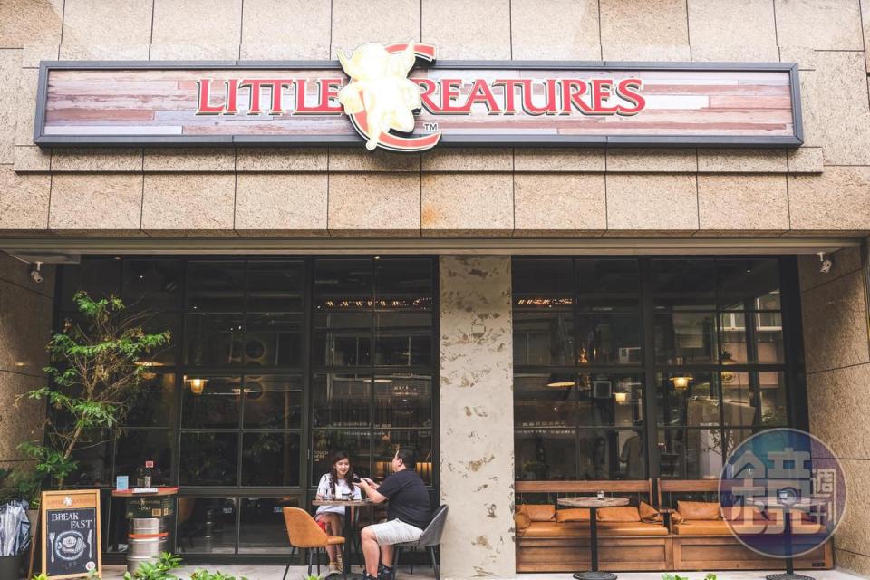 「Little Creatures Taipei小天使精釀啤酒餐廳」設有戶外座位，可享受露天飲酒的豪邁。