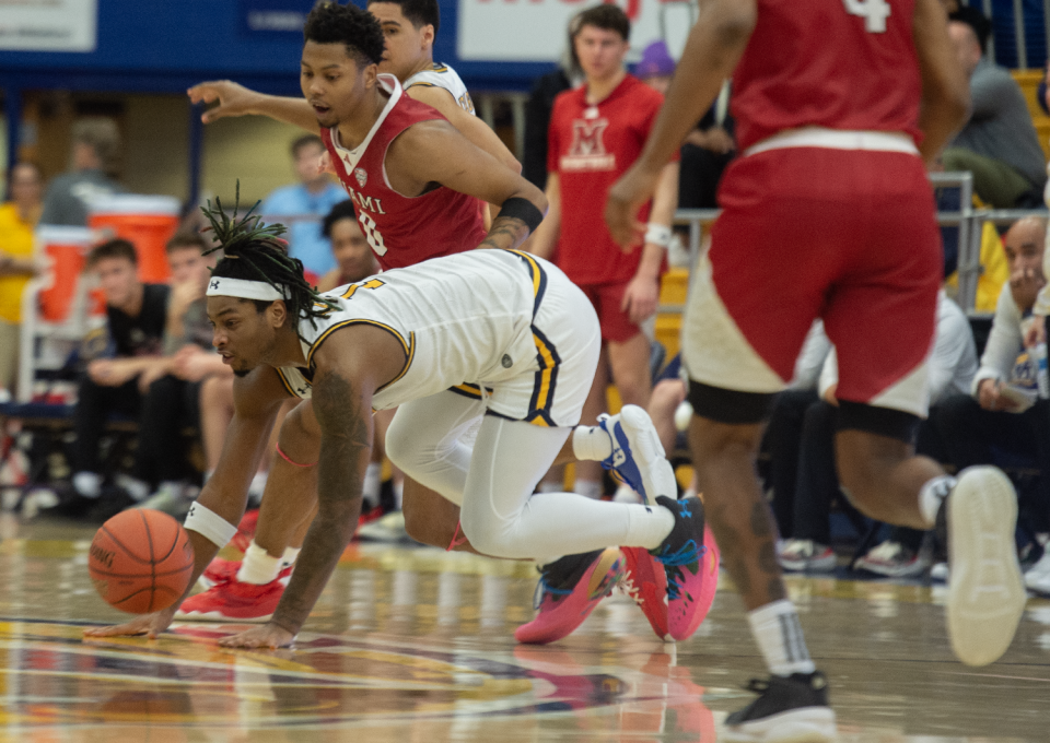VonCameron Davis goes for a loose ball.