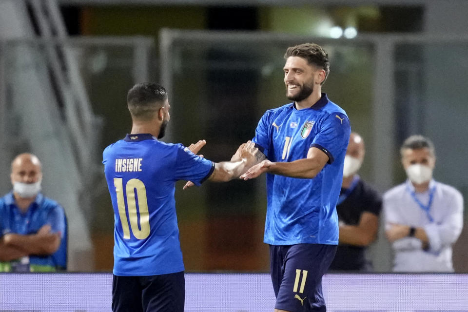 Domenico Berardi, de la selección de Italia, festeja con su compañero Lorenzo Insigne, tras hacer el cuarto gol ante República Checa, en un encuentro amistoso disputado el viernes 4 de junio de 2021 en Bologna (AP Foto/Antonio Calanni)