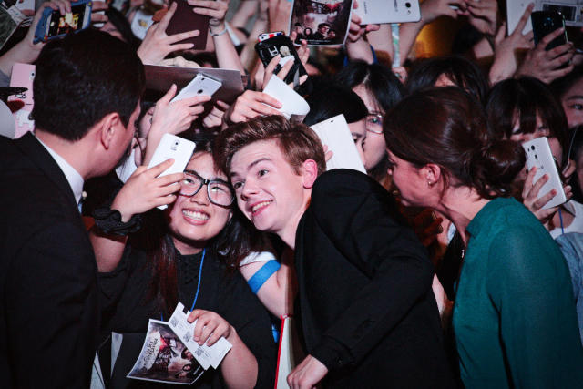 Thomas Brodie Sangster and Ki Hong Lee Set the Red Carpet on Fire